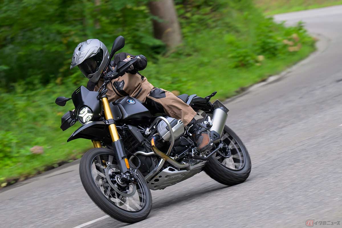 BMW Motorrad新型「R 12 G/S」(2025年型)の「GSスポーツ」仕様に試乗する筆者(中村友彦)。カラー:ナイトブラックマットカラー