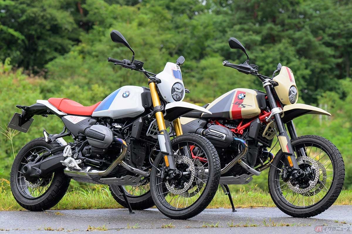 BMW Motorrad新型「R 12 G/S」(2025年型)カラー:ライト・ホワイト(左)、サンドローバー・マット(右)