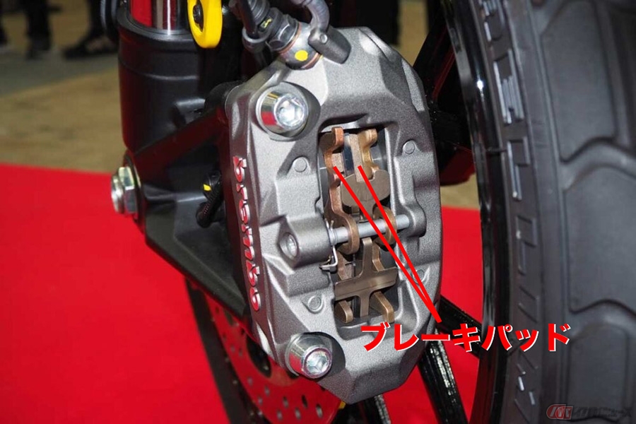 ディスクブレーキには欠かせない「ブレーキパッド」。キャリパーの内部に備えられています