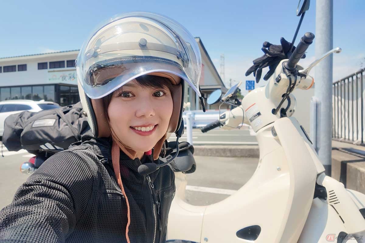 愛車のホンダ「スーパーカブ110」で、2025年の鈴鹿8耐に向かって初の原付ロングツーリングに挑戦した小野木里奈さん