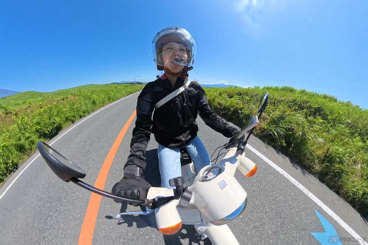 愛車のホンダ「スーパーカブ110」で、2025年の鈴鹿8耐に向かって初の原付ロングツーリングに挑戦した小野木里奈さん