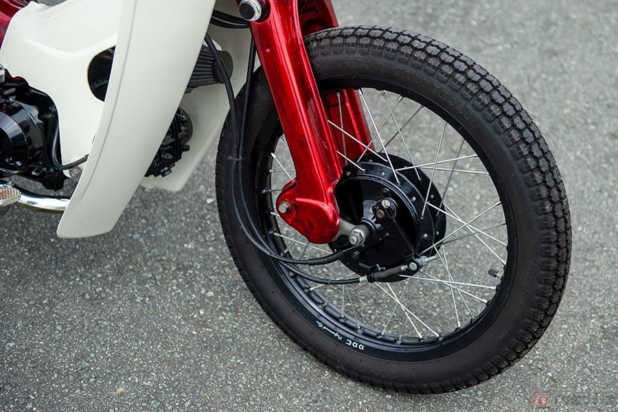 定番にして王道スタイルのホンダ「スーパーカブ」カスタム!! プロが