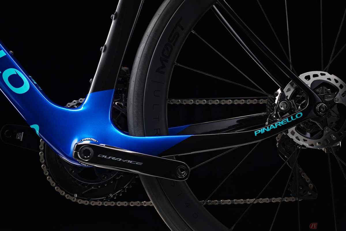 PINARELLO「DOGMA X」シリーズの代名詞とも言える左右非対称設計。チェーン駆動時のねじれを打ち消し効率的なパワー伝達を維持する