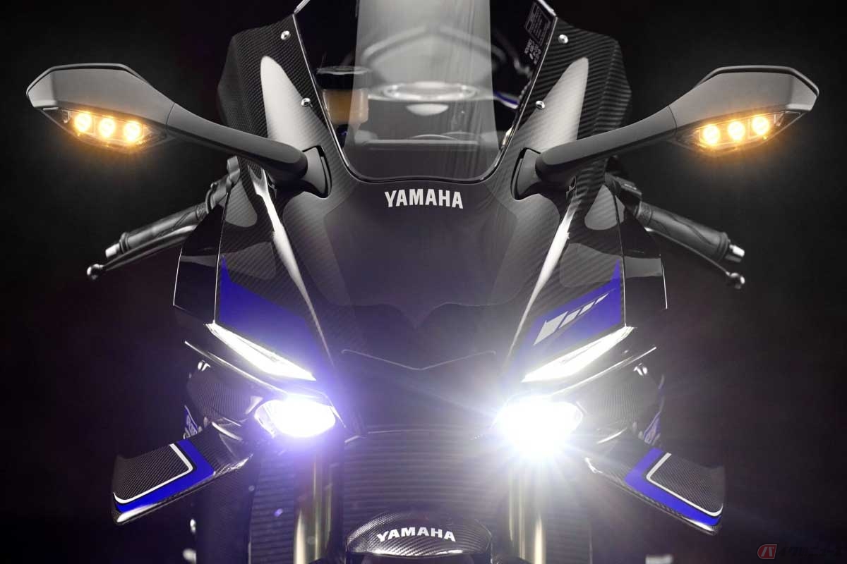 ヘッドライトだけでなく、ポジションランプやウインカーなどすべての灯火にLEDを採用するバイクが増えている。画像はヤマハ「YZF-R1M」