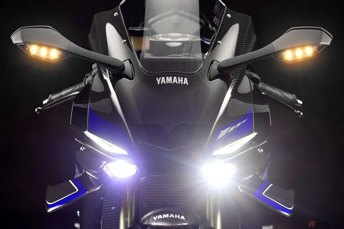 ヘッドライトだけでなく、ポジションランプやウインカーなどすべての灯火にLEDを採用するバイクが増えている。画像はヤマハ「YZF-R1M」