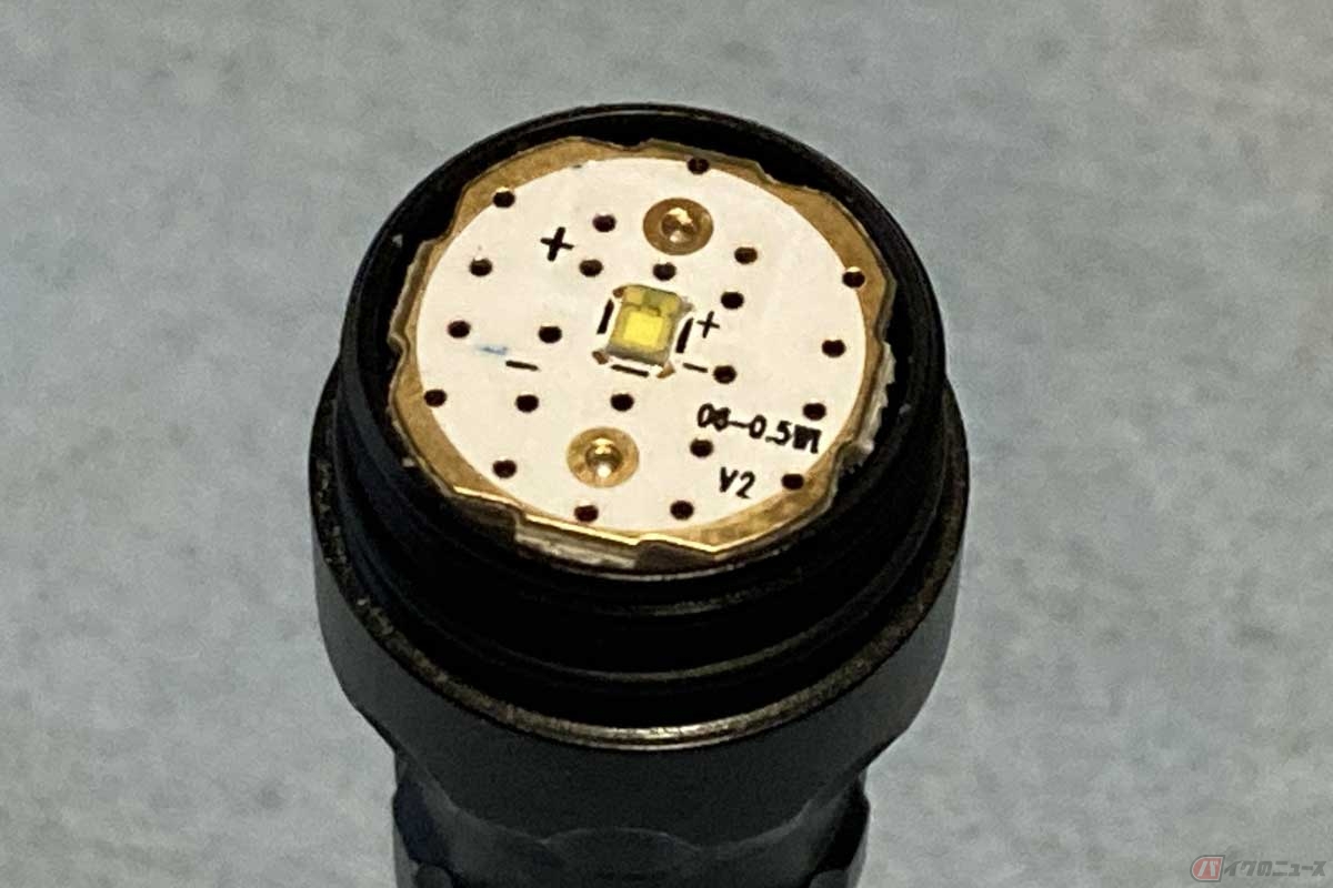 LEDペンライトの発光部分。LED素子は中央の黄色い四角い部分で、一辺は1mmほどしかない。ヘッドライト用のLEDランプも同様にコンパクトで、従来の「電球」とはまったく構造が異なる