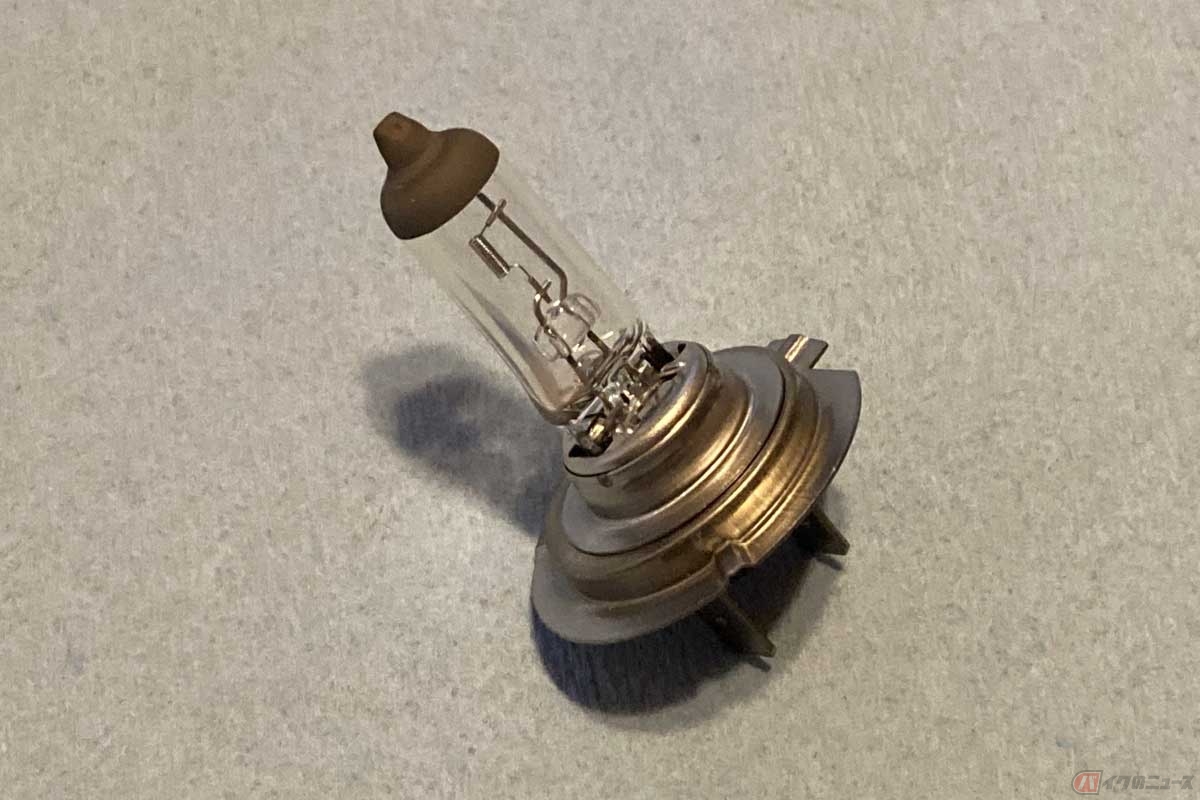 従来のヘッドライトで主流の「ハロゲンバルブ」（画像はH7バルブ）