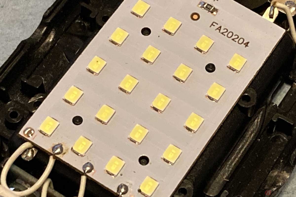 LED素子を取り付けた基盤の発熱によって、ハンダが溶けたり配線が焼損すると点灯しなくなる。画像はLED作業灯の基盤とLED素子だが、テールランプやウインカーも似たような構造をしている