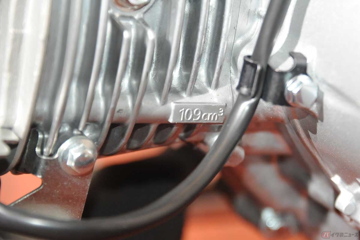 エンジンには新原付の証である排気量が刻まれている(写真=中島みなみ)
