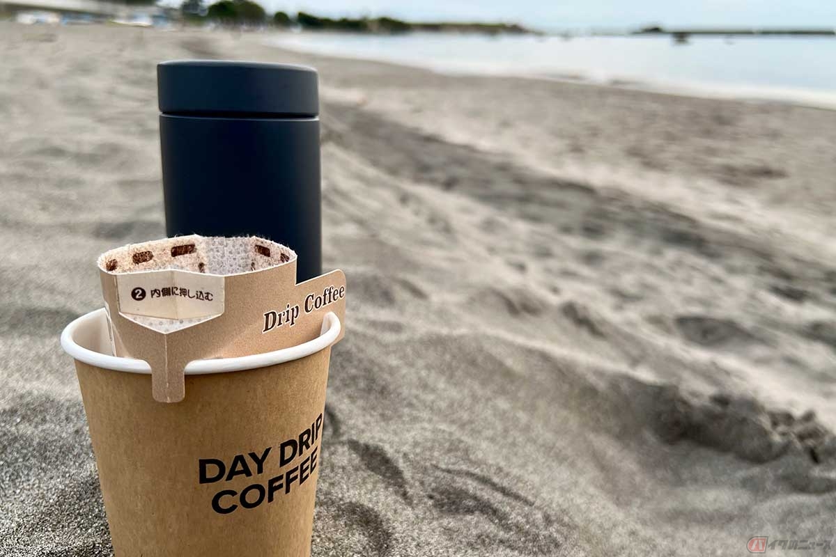 バイクで湘南エリアの葉山へ。海岸でコーヒーをドリップして「イス無しのチェアリング」を楽しむ筆者（クロダ）