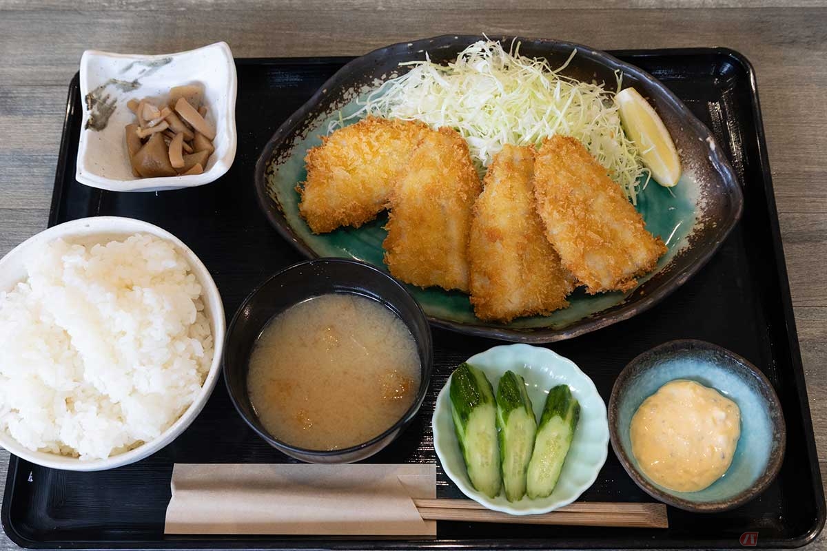 「魚彩 イカのアジト」の「【極】アジフライ定食」は釣りたて(48時間以内)の生鯵を使った半身のアジフライが4枚
