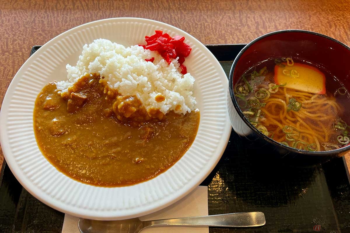 伊勢湾岸道「湾岸長島PA」でモーニングメニュー「朝カレーセット（ミニラーメン付）」（750円）を実食。煮込まれた具材がちょっと見え隠れする食べやすい味わいだった