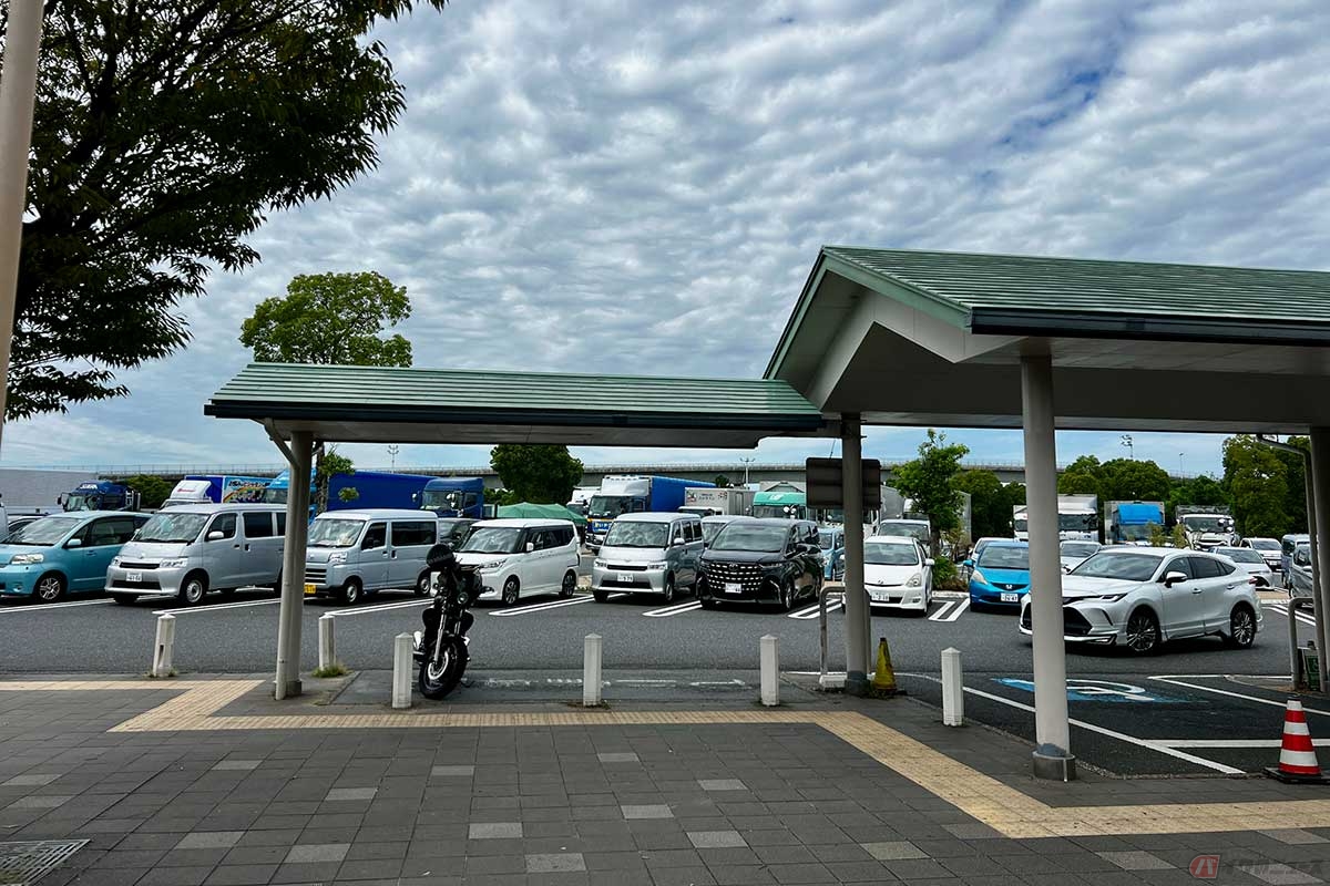 屋根が設置された2輪専用の駐輪スペースが確保されている