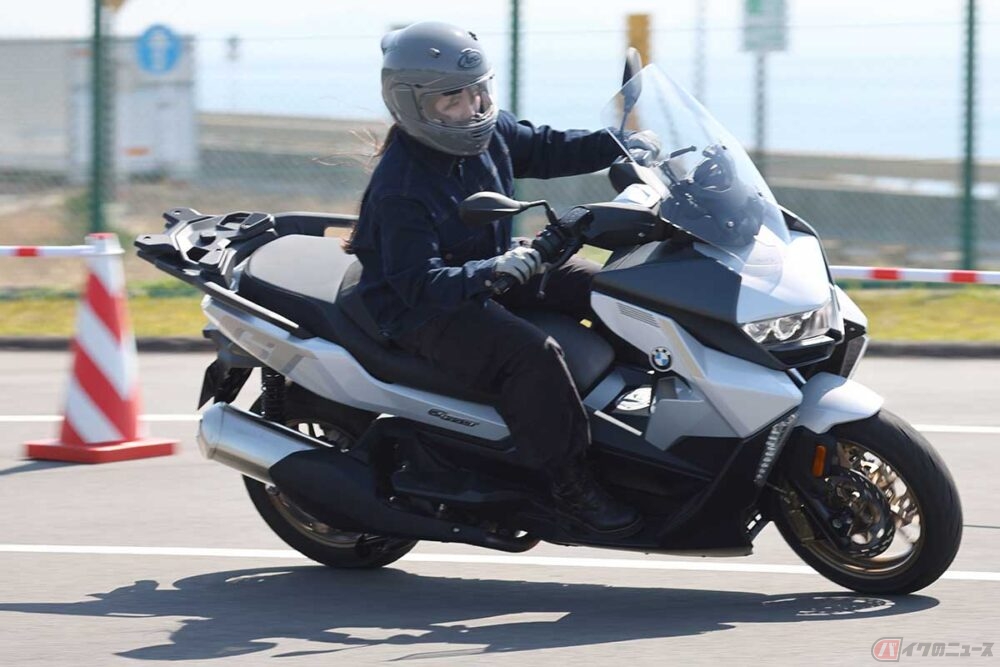 通勤にも休日の小さな旅にも寄り添ってくれるBMWのスクーター「C 400