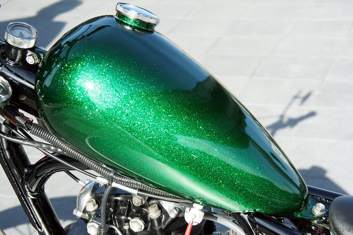 カスタムバイクで見られる「フレークペイント」。光が当たることでキラキラとした輝きを放ちます