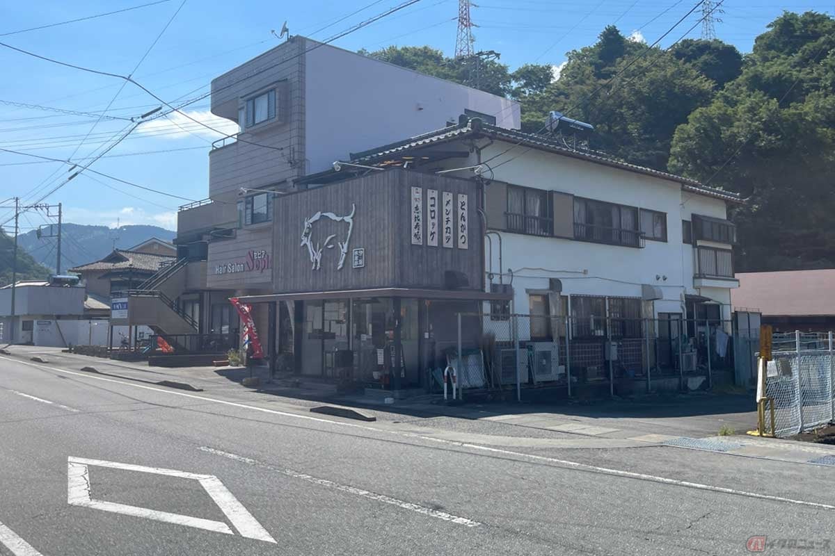 「イトウミート小売本店」は、特にメンチカツが評判の地元の人気店です