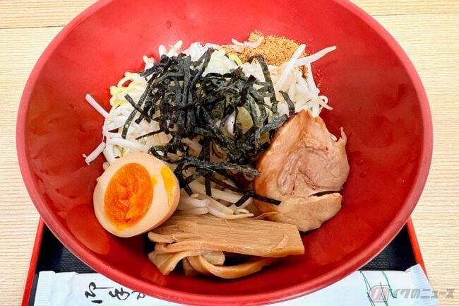 バイクで行く高速道路グルメ 東名「港北PA」新登場の「まぜそば」魚粉