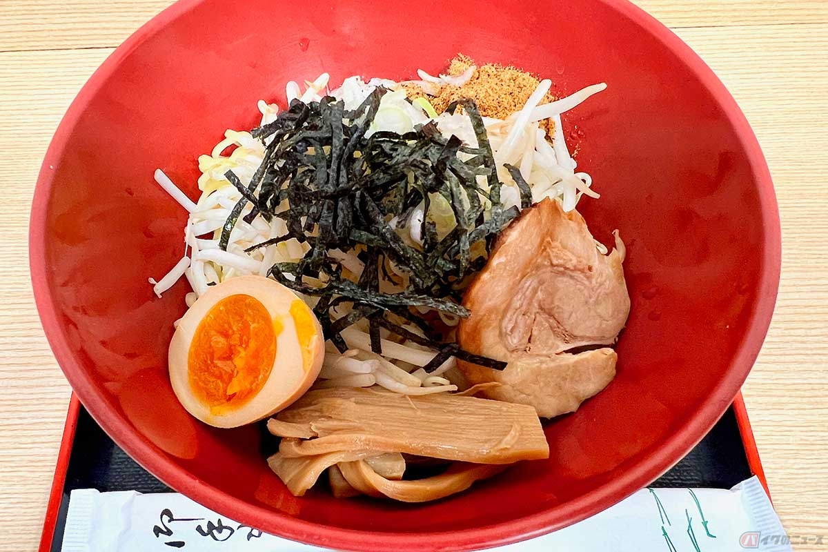 東名高速「港北PA」(上り)のフードコートで新メニュー「港北まぜそば」(860円)を発見。しっかりと混ぜていただいた