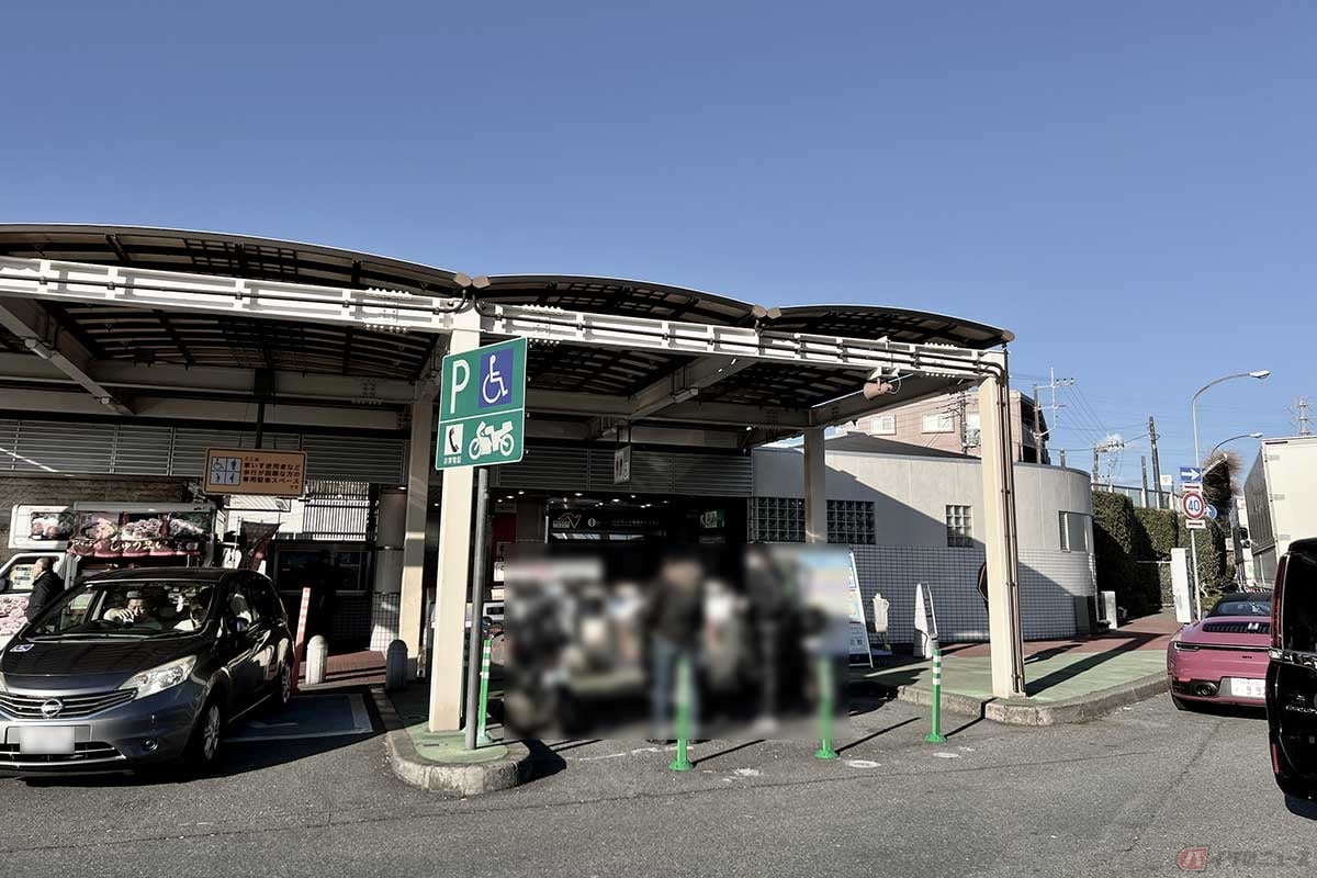 コンパクトながらも2輪専用の駐輪スペースも確保されている。しかも屋根付き