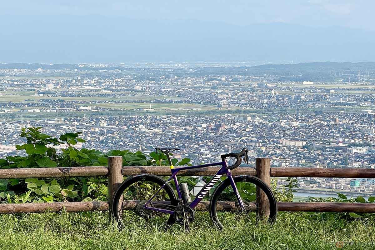 「二上山万葉ライン」の「城山園地」からは、高岡市街地を一望できます