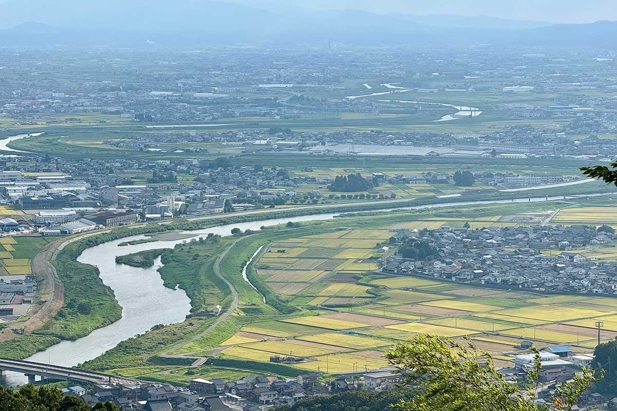 「城山園地」の展望台からは、蛇行して流れる小矢部川を見ることができます