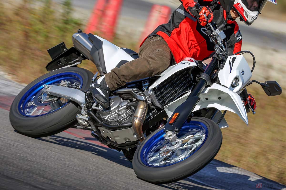スズキ新型「DR-Z4SM」に試乗する筆者(青木タカオ)