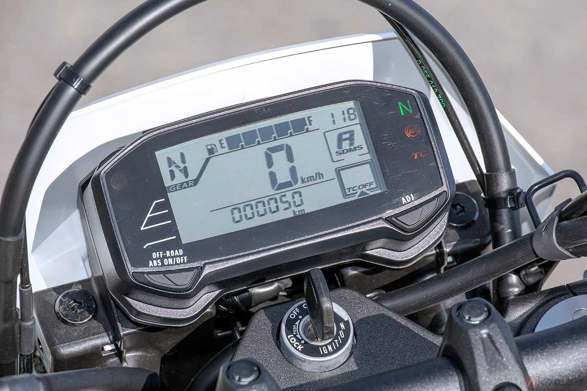 先代から踏襲した白黒液晶メーターにはシフトインジケーターと燃料計を新設。ライディングモードとトラクションコントロールの設定が大きく表示され、選択はハンドル左のスイッチで操作する