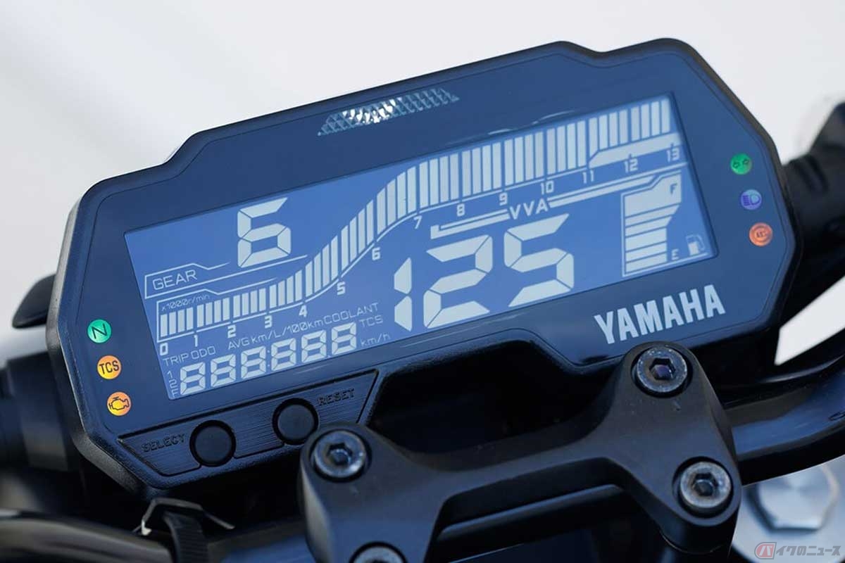 ヤマハ「MT-125」のメーター。視認性の良い反転液晶にバーグラフのタコメーターと、大きなデジタル表示のスピードメーター。ギアポジションや燃料計も見やすい