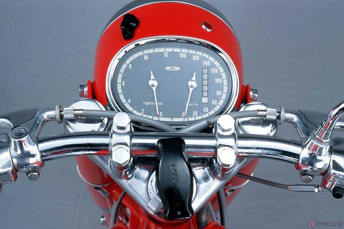 ホンダ「CB72」のメーターはスピードとタコの針が逆回転。ライトと一体の小さなメーターケースに収めるための工夫と思われる。縦型のオドメーターも珍しい