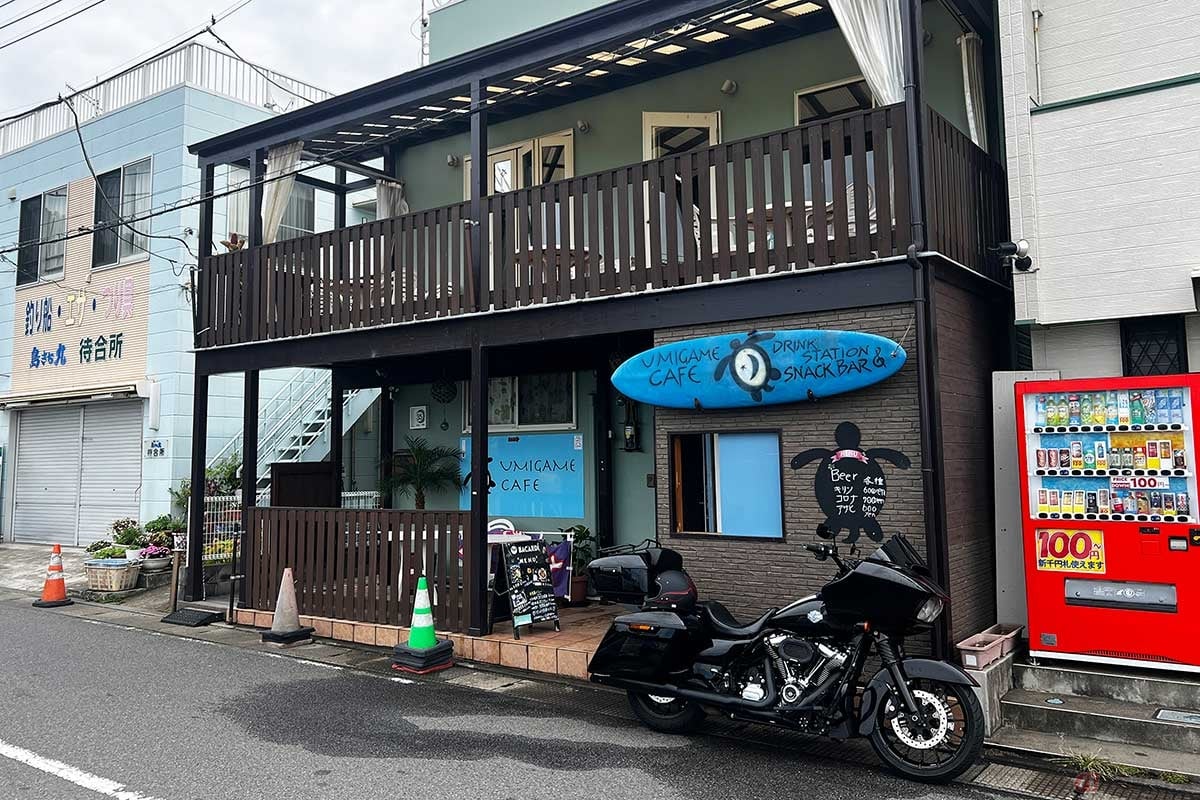 片瀬漁港のすぐ近くにある「UMIGAME CAFE(ウミガメカフェ)」へ。バイクは店舗裏側にある海に面した駐車場へ
