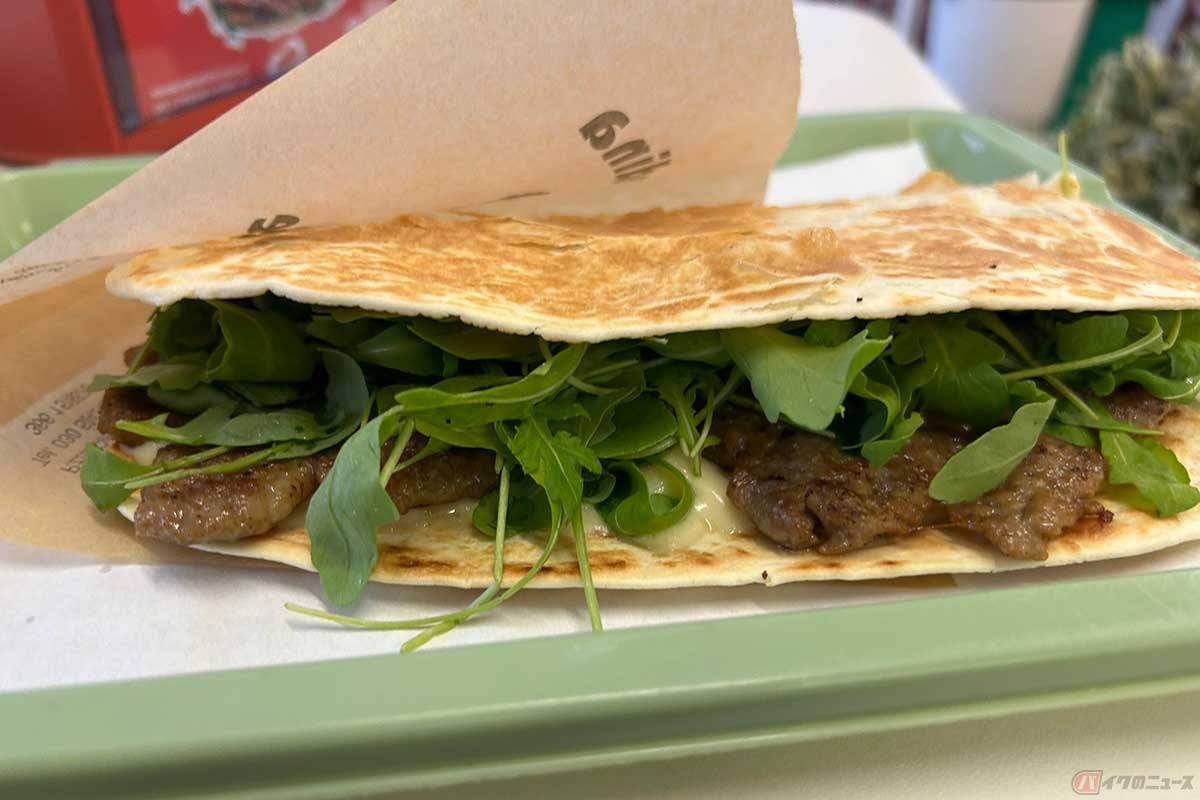 長谷川さんがお気に入りの、サルシッチャと水牛モッツァレラ、ルッコラの「ピアディーナ」