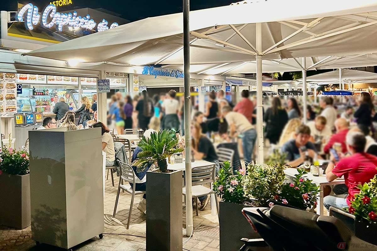 夜になると、右のお店はすごい行列が