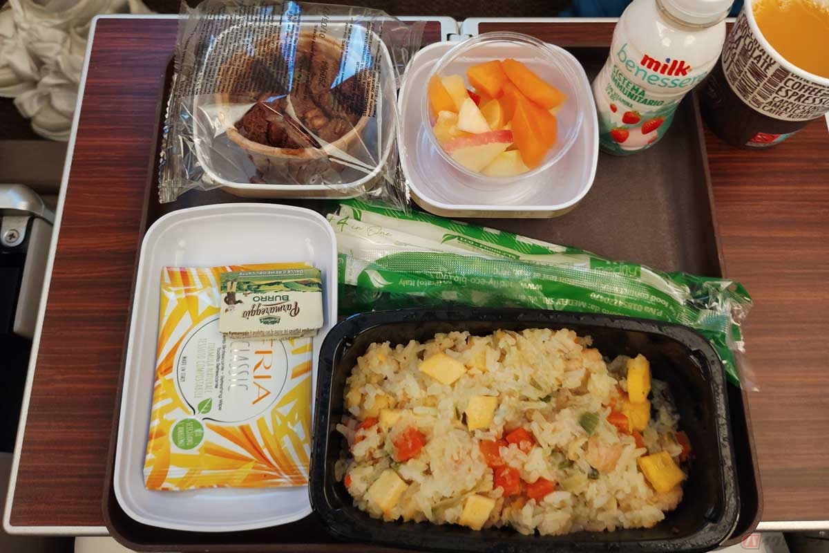 中国東方航空を利用した際にサーブされた機内食。チャーハンらしき鶏肉の入った味付けご飯が「チキンライス」だった