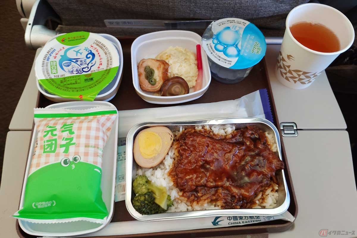 上海から羽田空港までの便でサーブされた機内食。ポークかビーフの選択肢で、ポークを選択。お肉が箸で切れるほど柔らかかった!