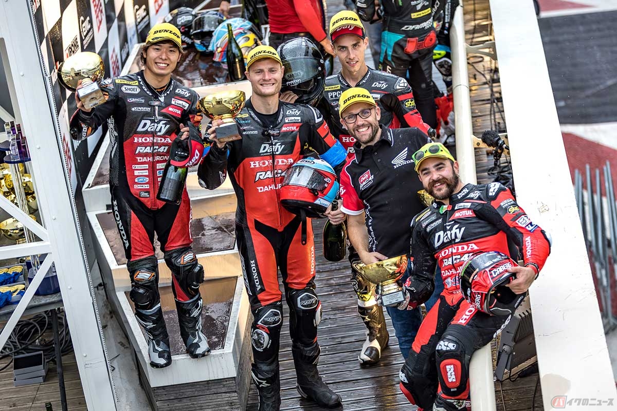 ボルドール24時間耐久ロードレースで表彰台に立った「Kaedear-Dafy-RAC41-Honda」のメンバー