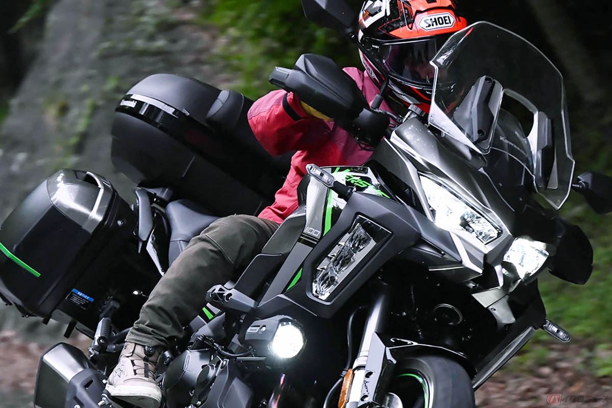 カワサキ「VERSYS 1100 SE」に乗る筆者（青木タカオ）