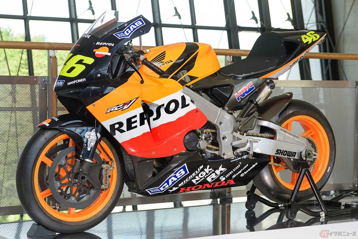 MotoGP初年度の2002年にチャンピオンを獲得したホンダ「RC211V」(2003年型)。ライダーはバレンティーノ・ロッシ選手