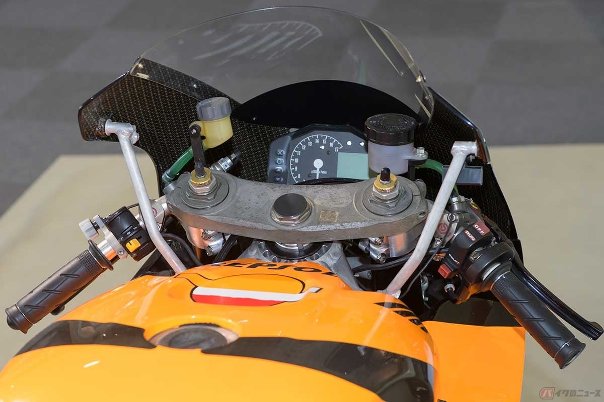 デジタル情報表示窓もあるが、タコメーターはアナログ式。現代のMotoGPマシンに比べるとかなりシンプルなコックピット