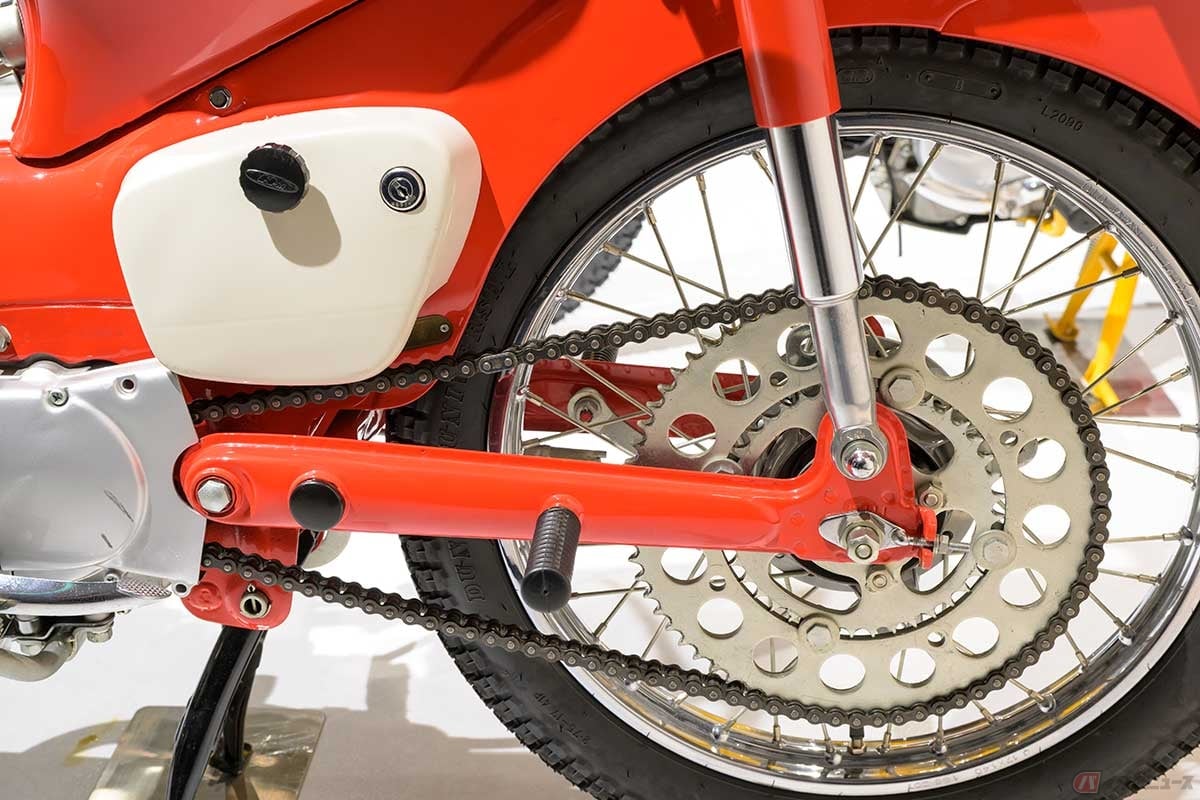 通常走行用と、歩くような速度で急坂を登れる大きなスプロケットをダブルで装備。後期型は1枚＋副変速機に変更された