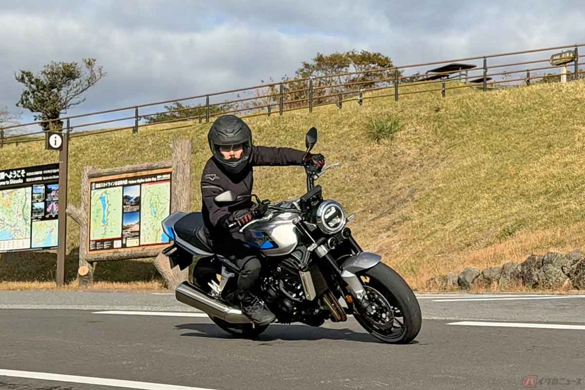 ホンダ新型「CB1000F」に試乗する小野木里奈さん