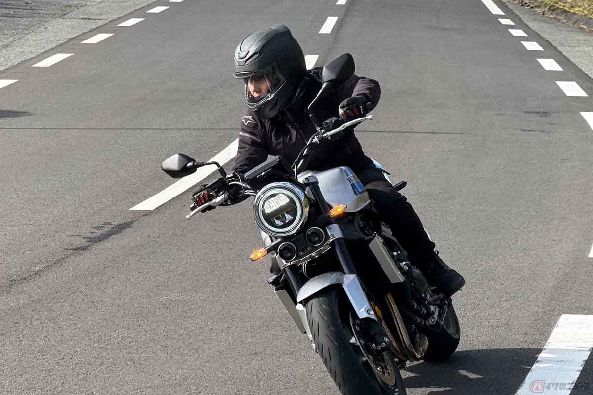 ホンダ新型「CB1000F」に試乗する小野木里奈さん