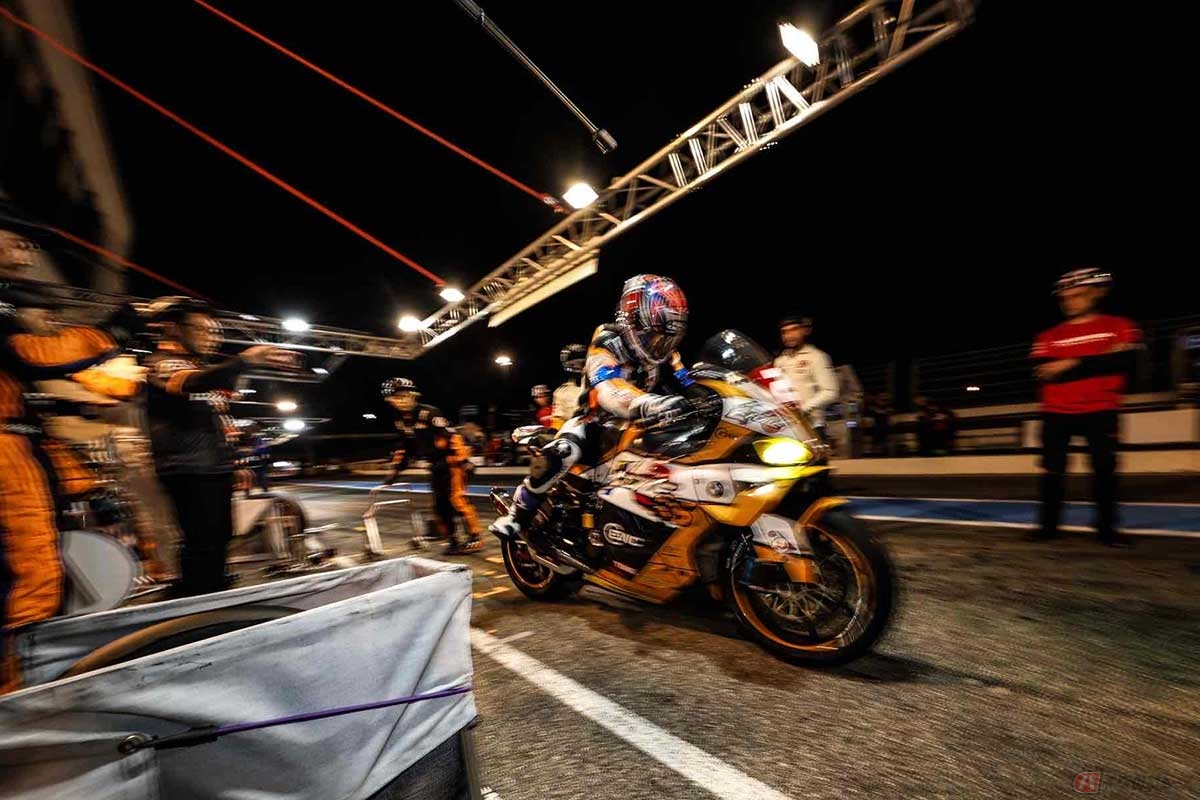 夜の時間帯でトラブル発生。ピットイン後アベレージタイム回復するも、チームのマシンから白煙が……