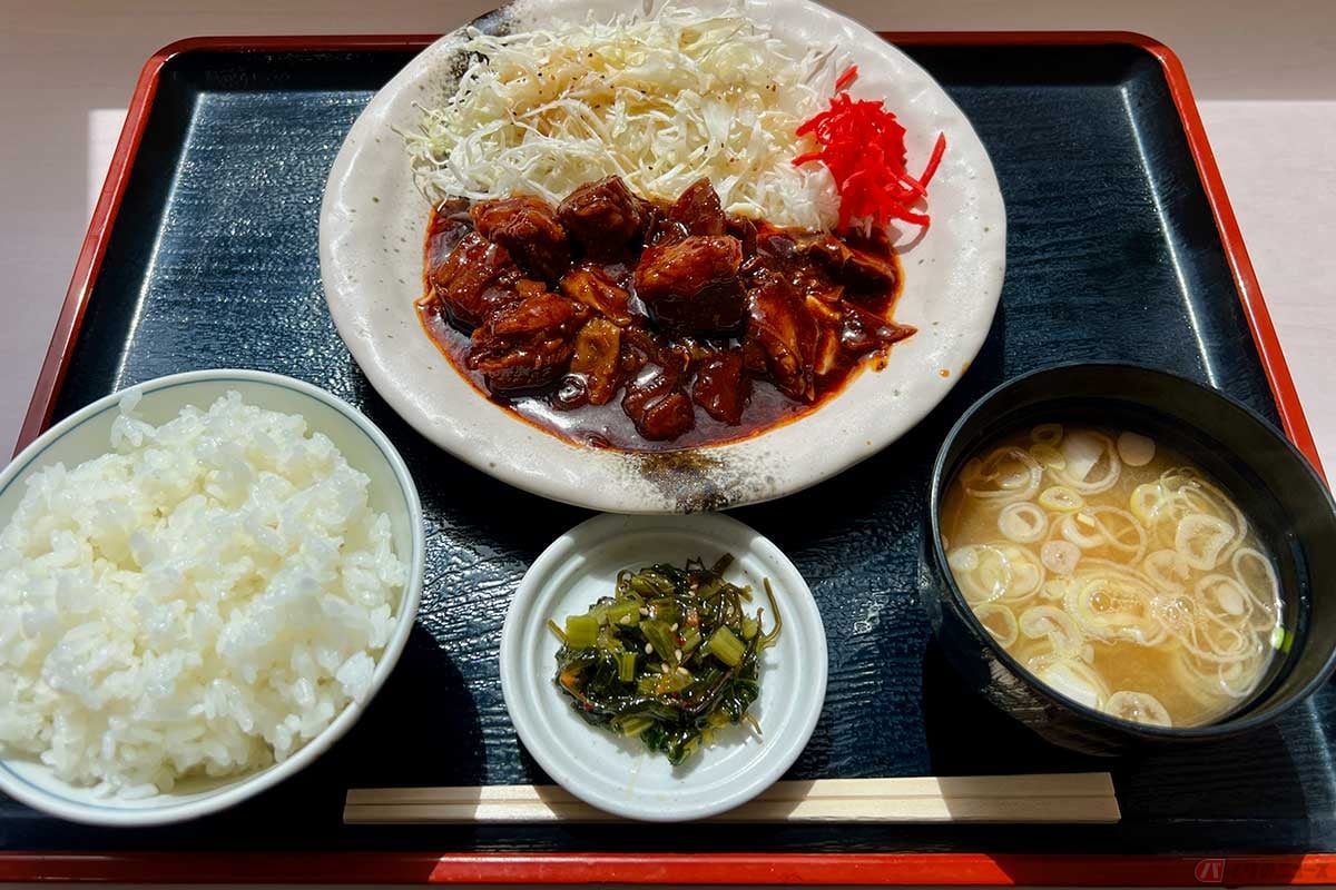 上信越道「佐久平PA」(上り)で見つけた「麻婆牛筋煮定食」(1250円)は、ビーフシチューのようにも見えるが、紛れもなく麻婆。牛筋と麻婆の組み合わせは斬新