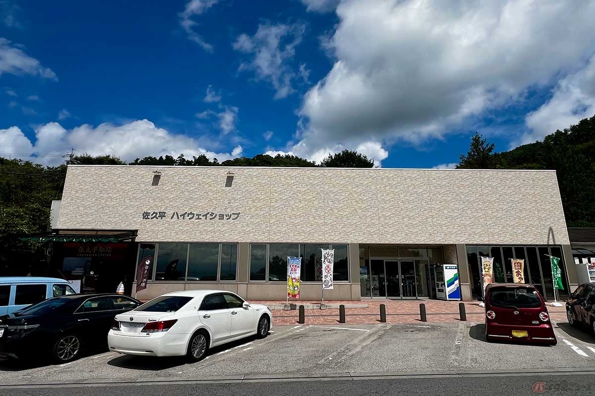 シンプルな外観の建物。2輪専用の駐車スペースも確保されているが、案内が無いので分かりづらい