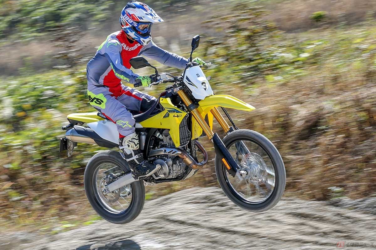 スズキ新型「DR-Z4S」に試乗する筆者(青木タカオ)