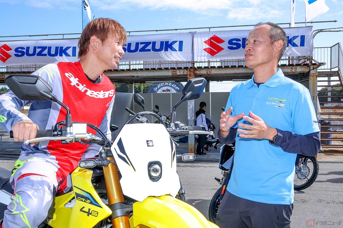 チーフエンジニアの加藤幸生さん（右）に話を伺う筆者（青木タカオ）