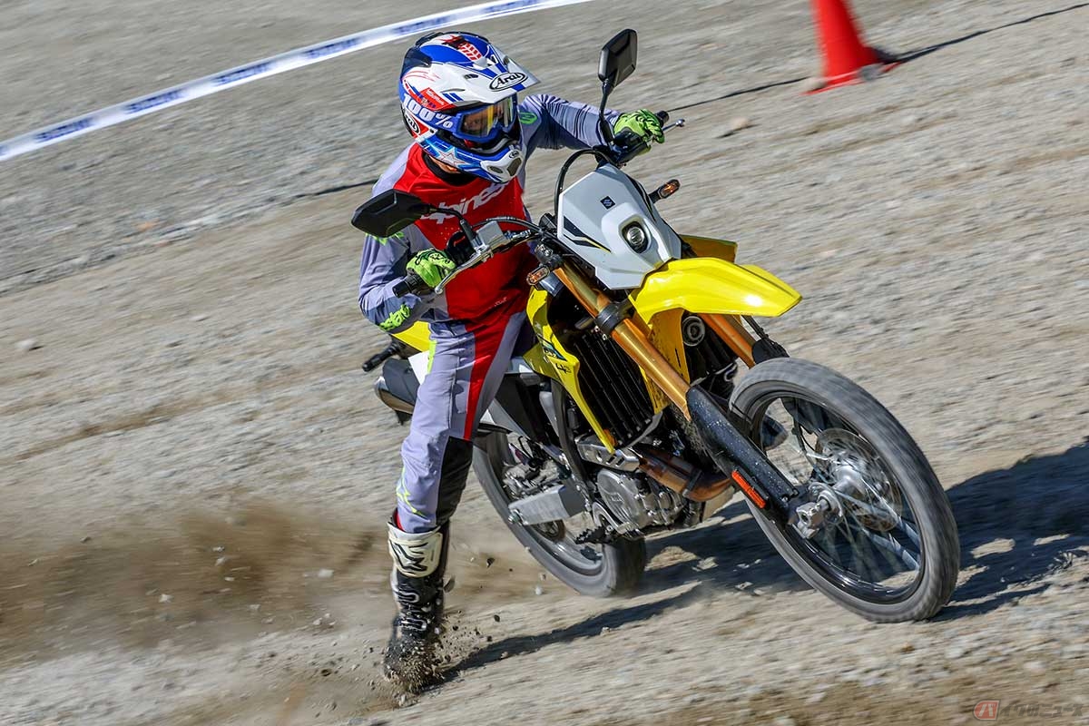 スズキ新型「DR-Z4S」に試乗する筆者(青木タカオ)