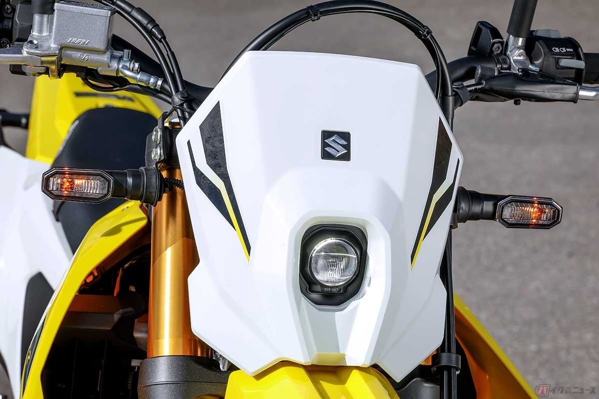 バイファンクションLEDヘッドランプが印象的なスズキ新型「DR-Z4S」のフロントマスク