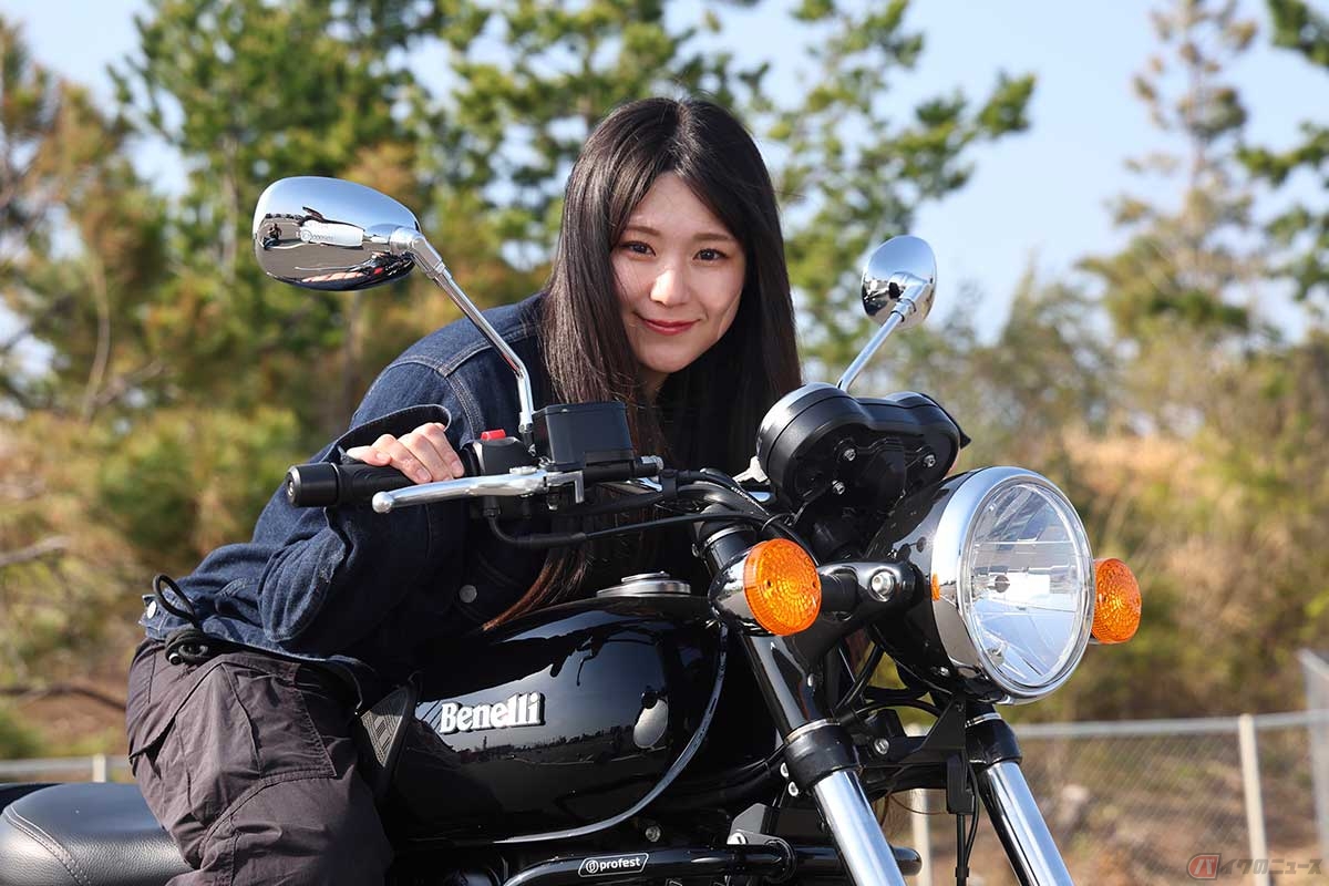 Benelli「IMPERIALE400」と筆者（高梨はづき）