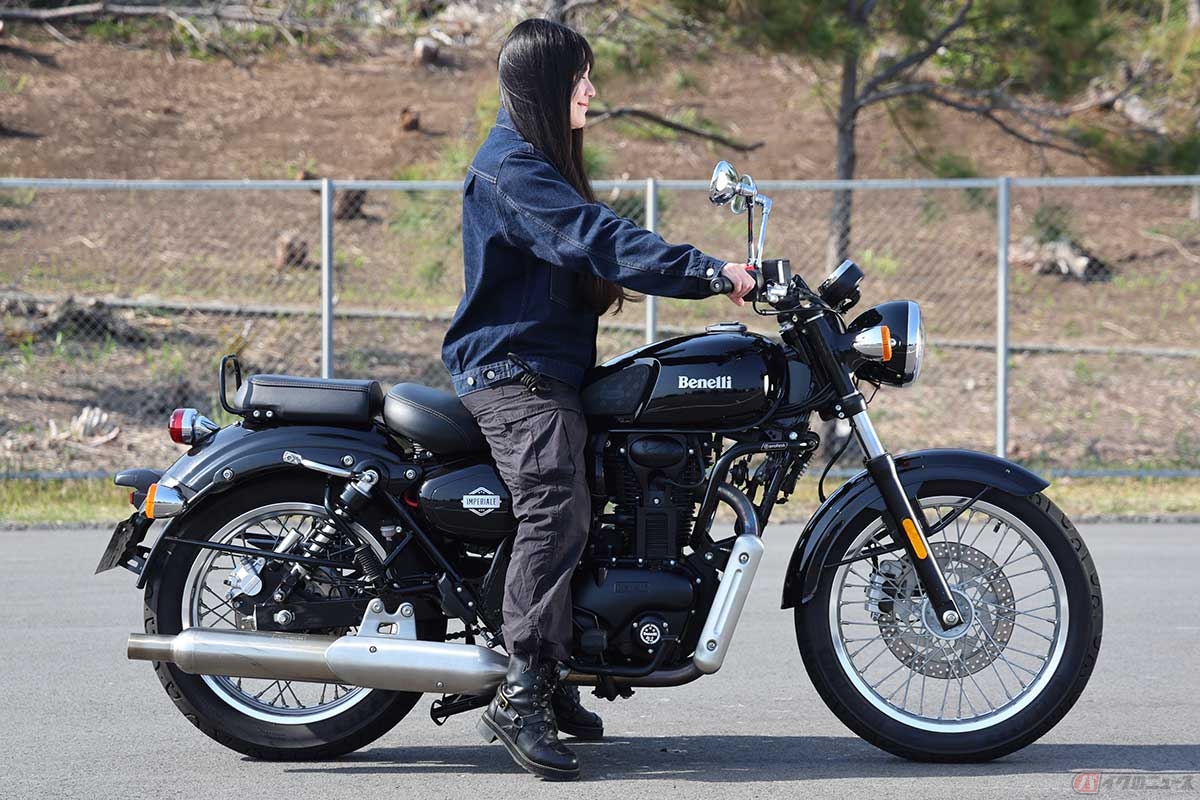 シート高780mmの「IMPERIALE400」にまたがると、身長158cmの筆者(高梨はづき)でも両足のつま先が地面に届いく
